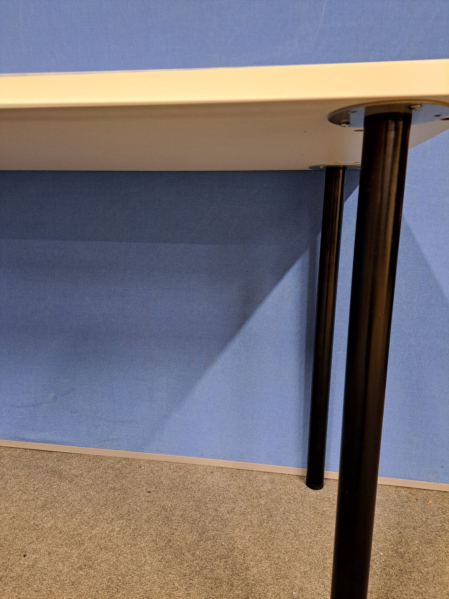 1400x600mm Table with Tubular Legs White (used)