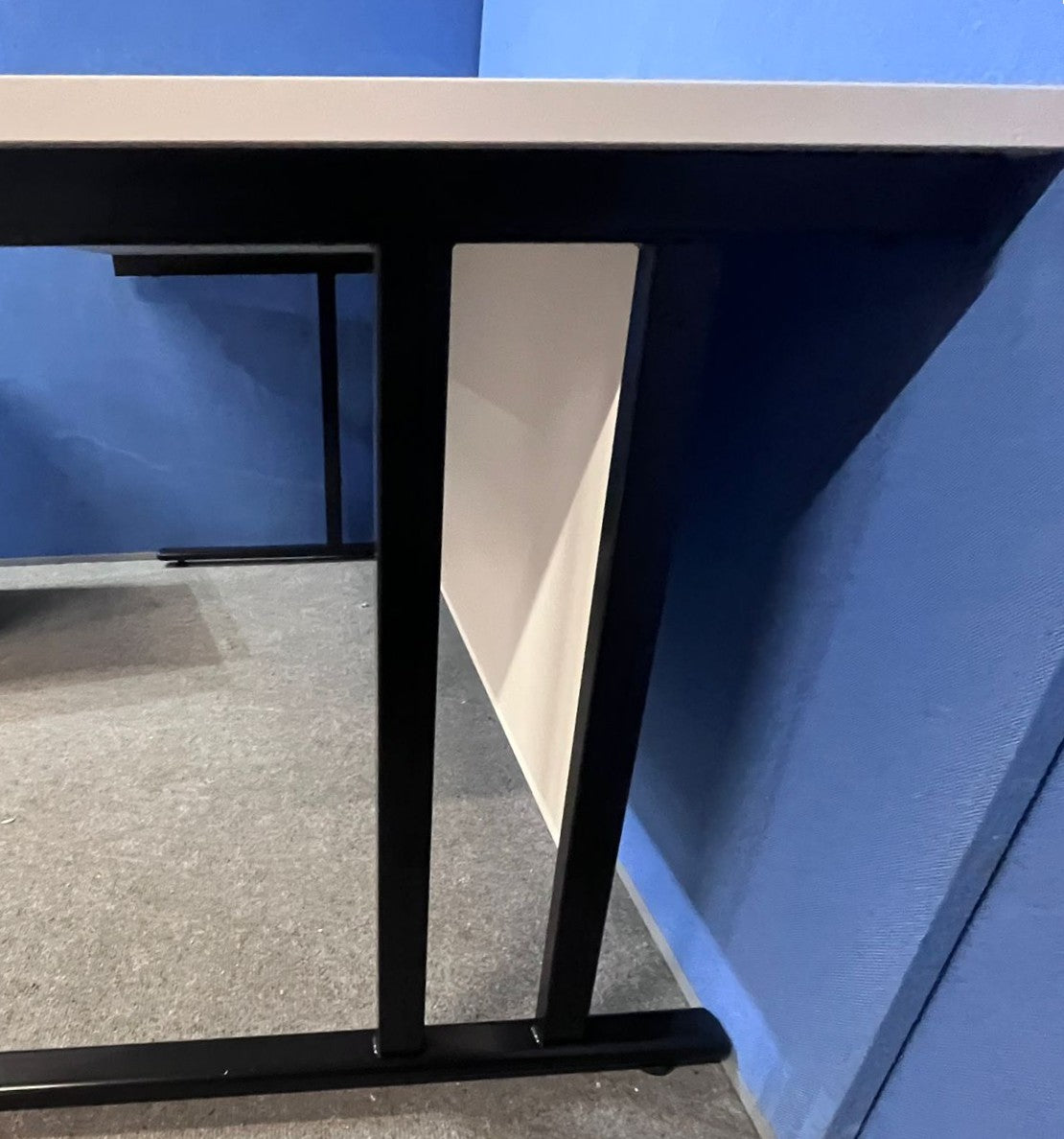 1600x800mm Straight Desk inc 3 Drawer Mobile Pedestal in White (used)