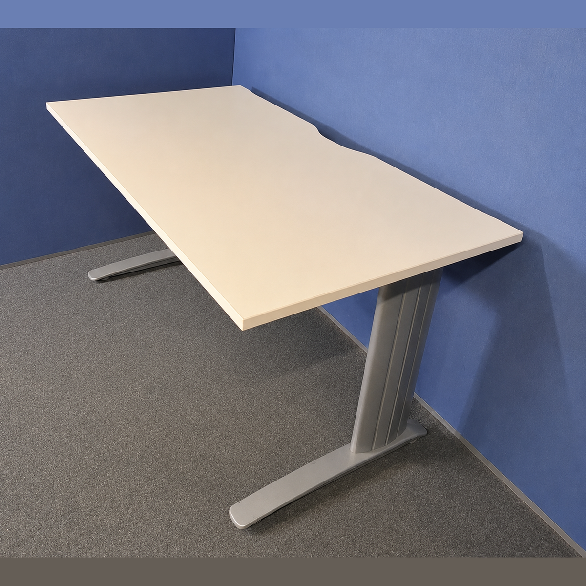 Used 1400x800mm Straight Desk with Cable Management – White Top with Grey Frame