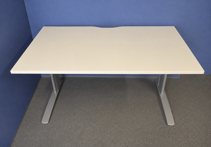 Used 1400x800mm Straight Desk with Cable Management – White Top with Grey Frame