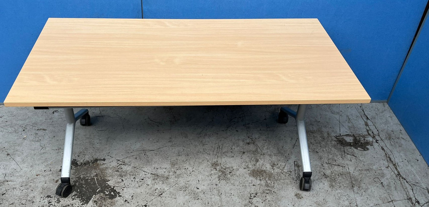 1600x800mm Fliptop Table Maple (used)