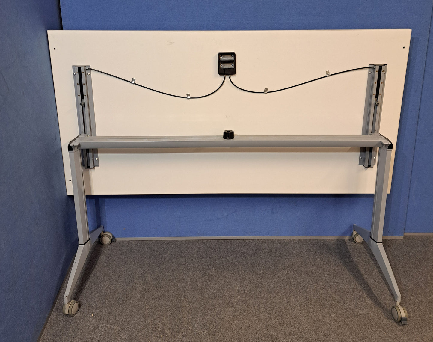 1600x800mm Fliptop Table on Locking Castors White (used)