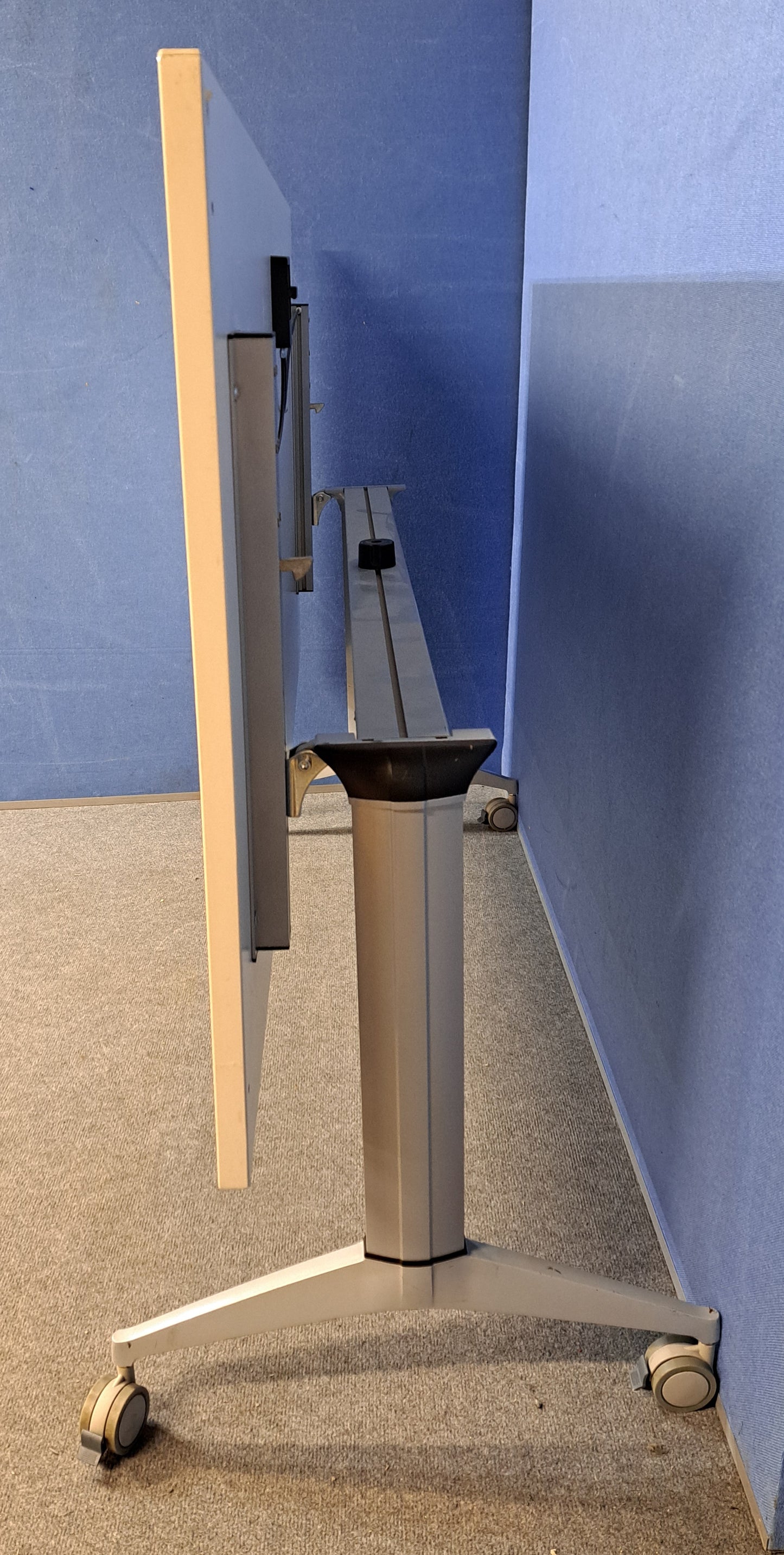 1600x800mm Fliptop Table on Locking Castors White (used)