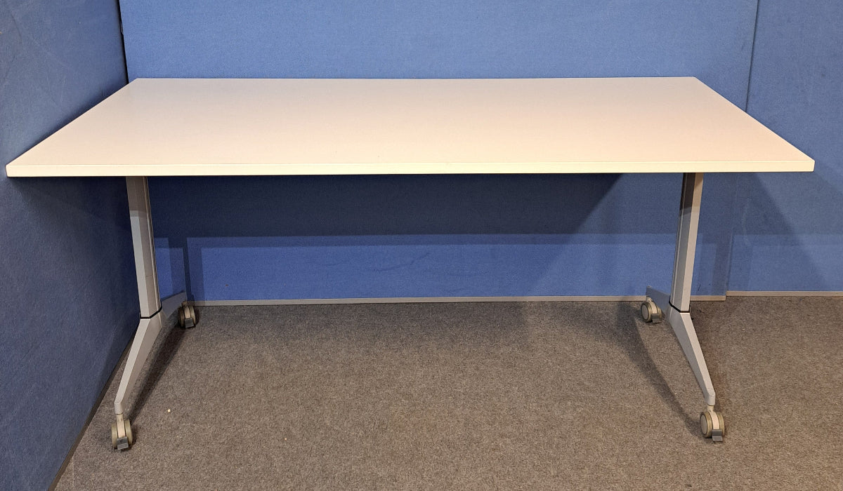1600x800mm Fliptop Table on Locking Castors White (used)