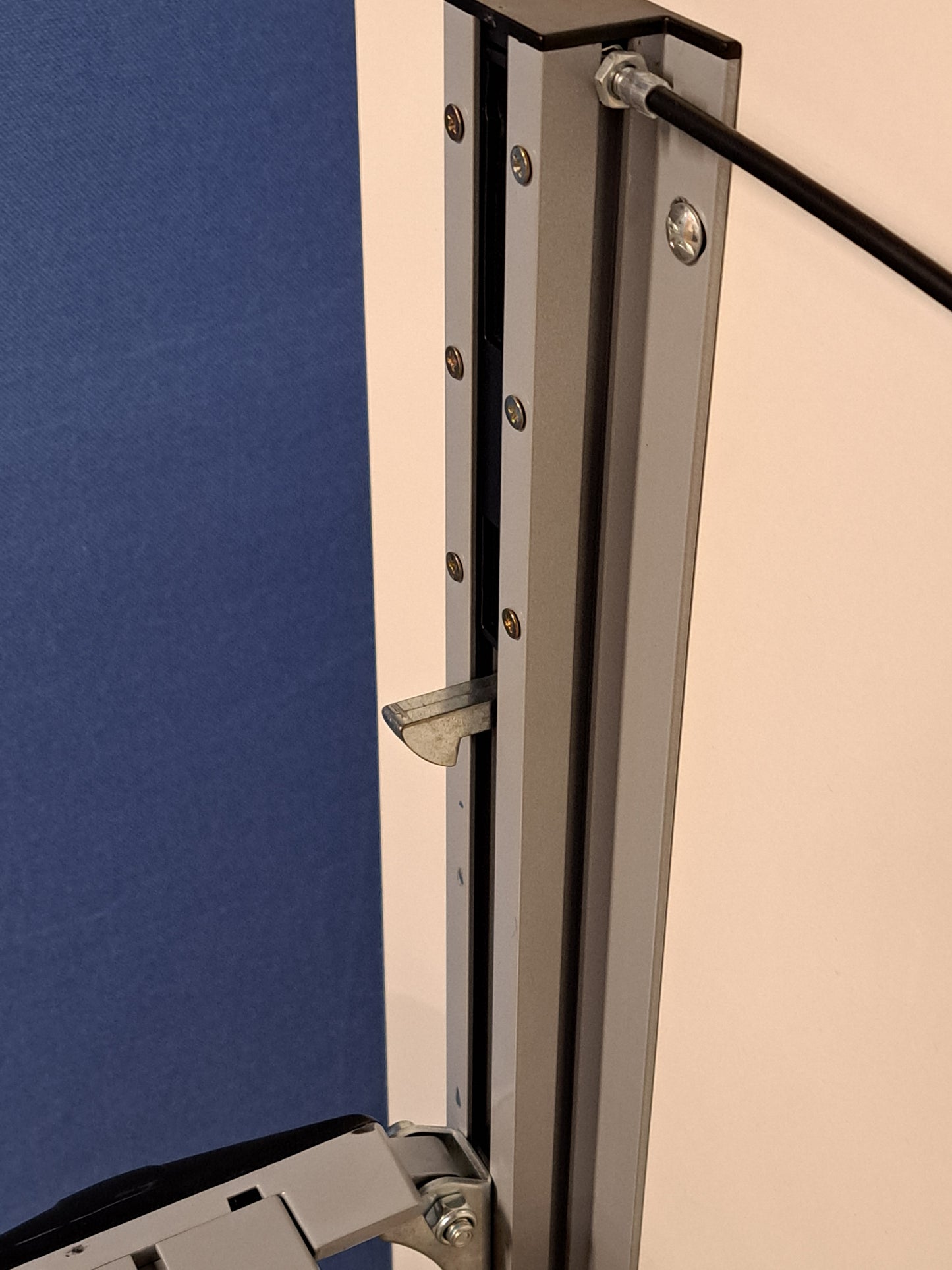 1600x800mm Fliptop Table on Locking Castors White (Locking Clip Missing)(used)