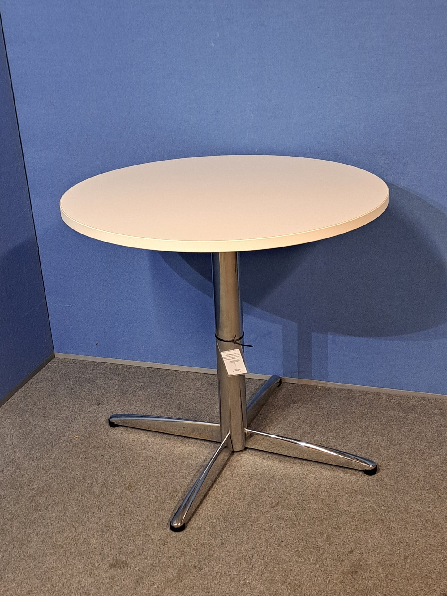 800mm Round White Meeting Table on Chrome Base (used)
