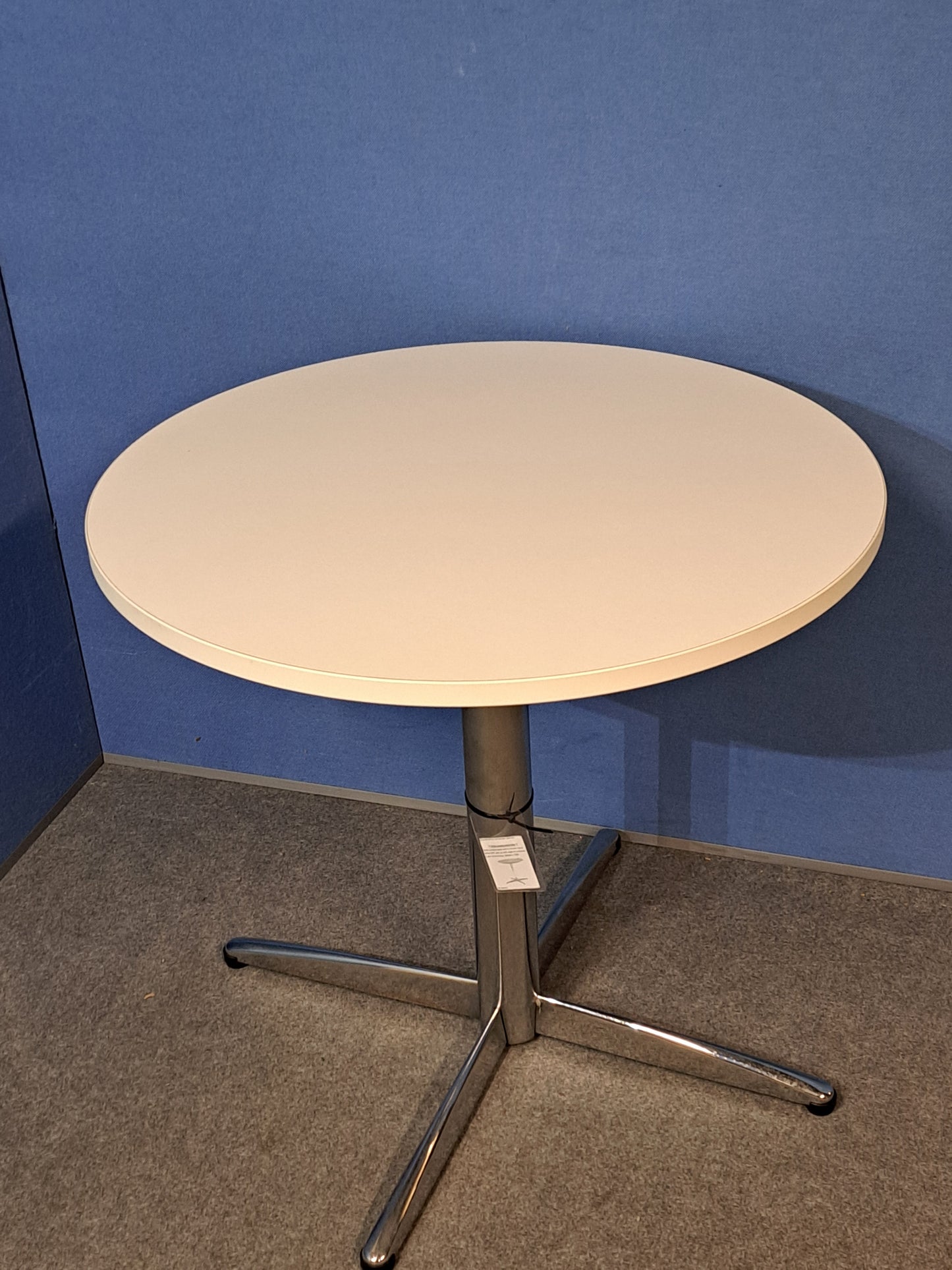 800mm Round White Meeting Table on Chrome Base (used)