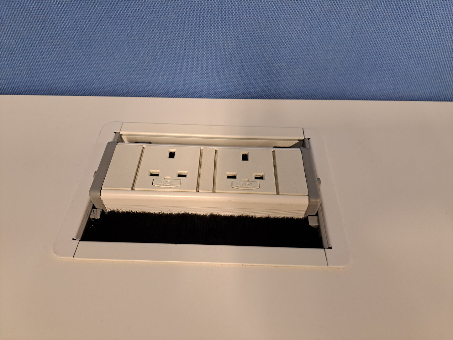 1600x800mm Fliptop Table White (used)