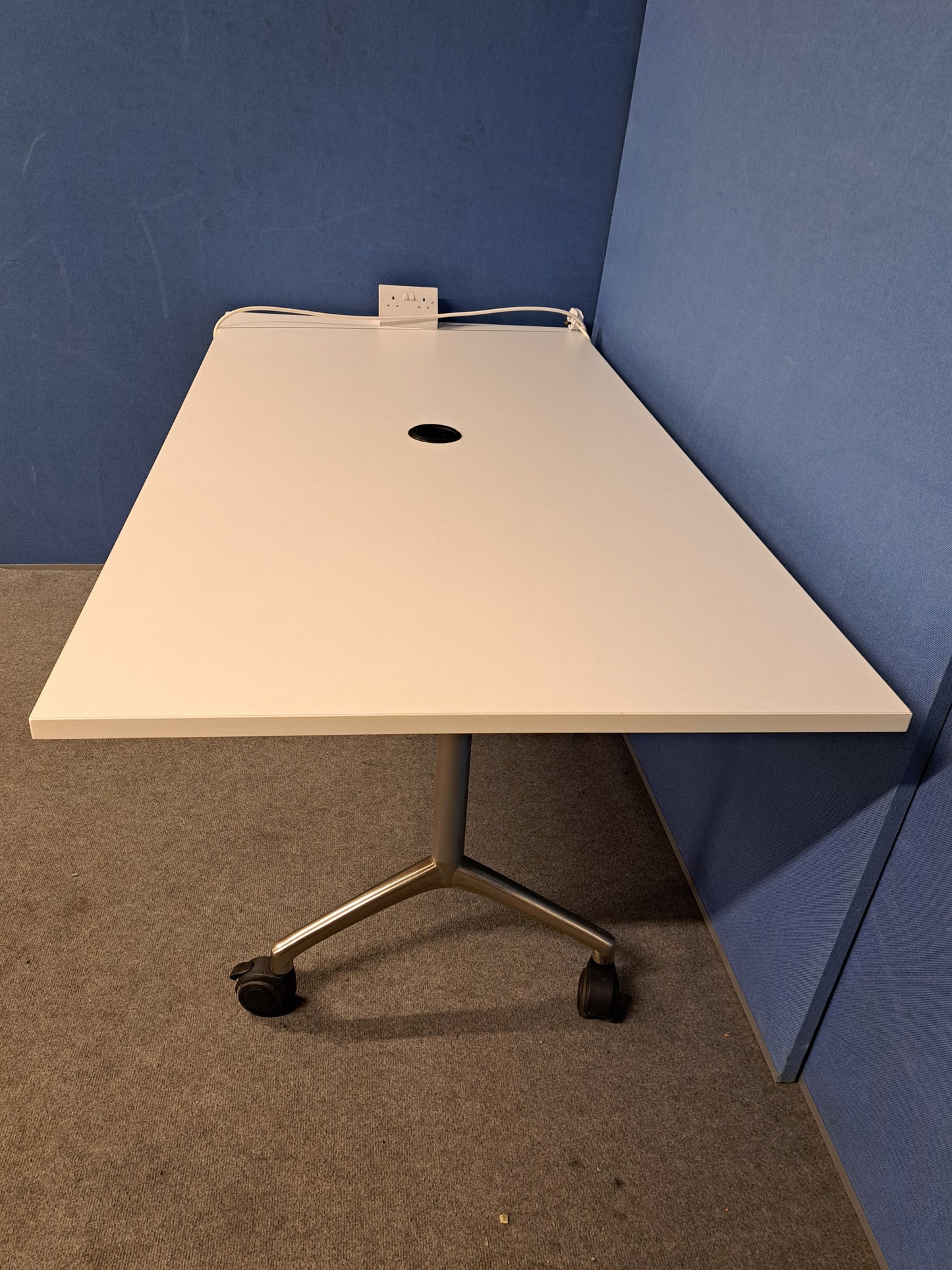 1600x900mm Fliptop Table White (used)