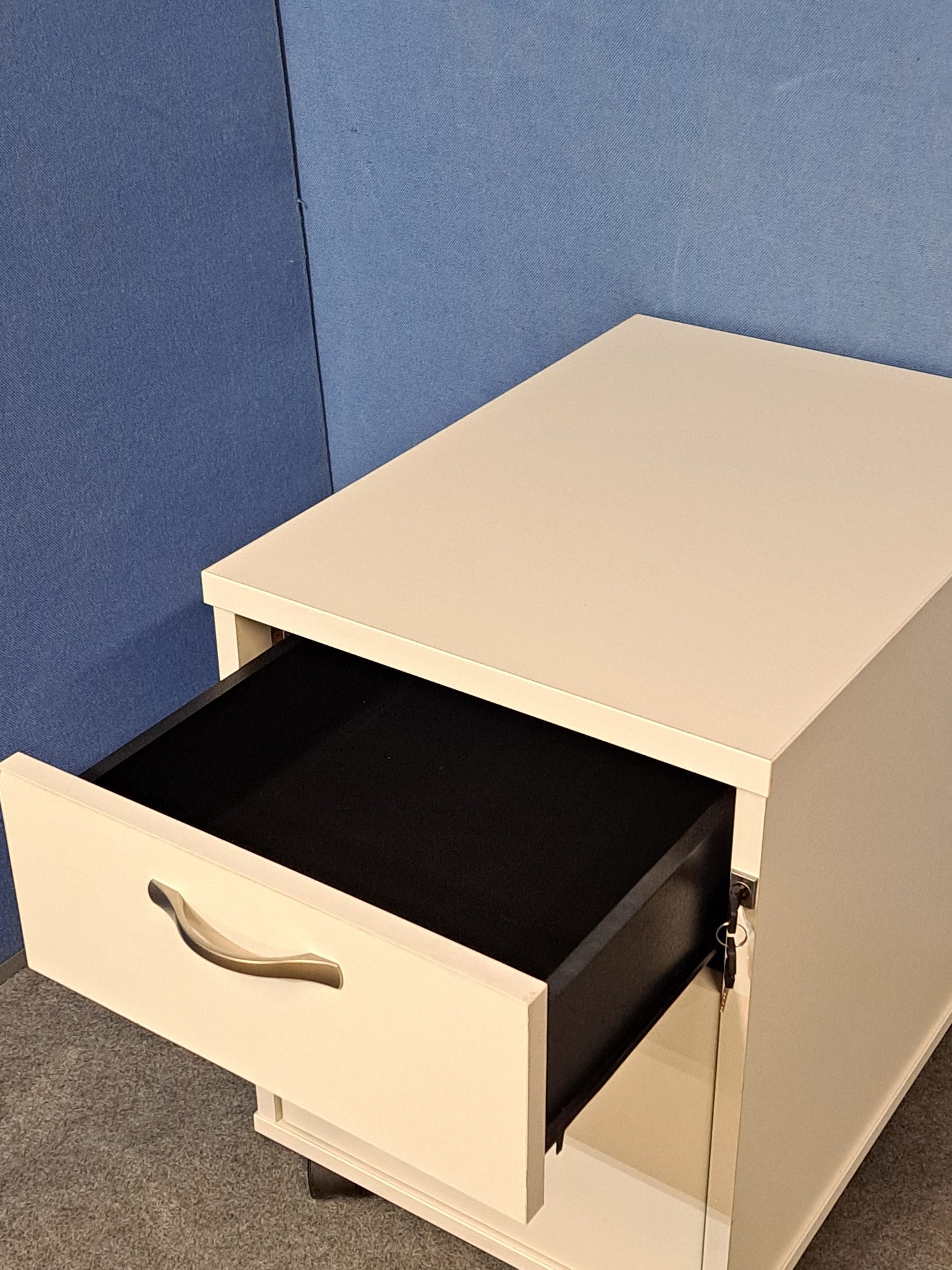 White 2 Drawer Mobile Office Pedestal – Lockable (Used)