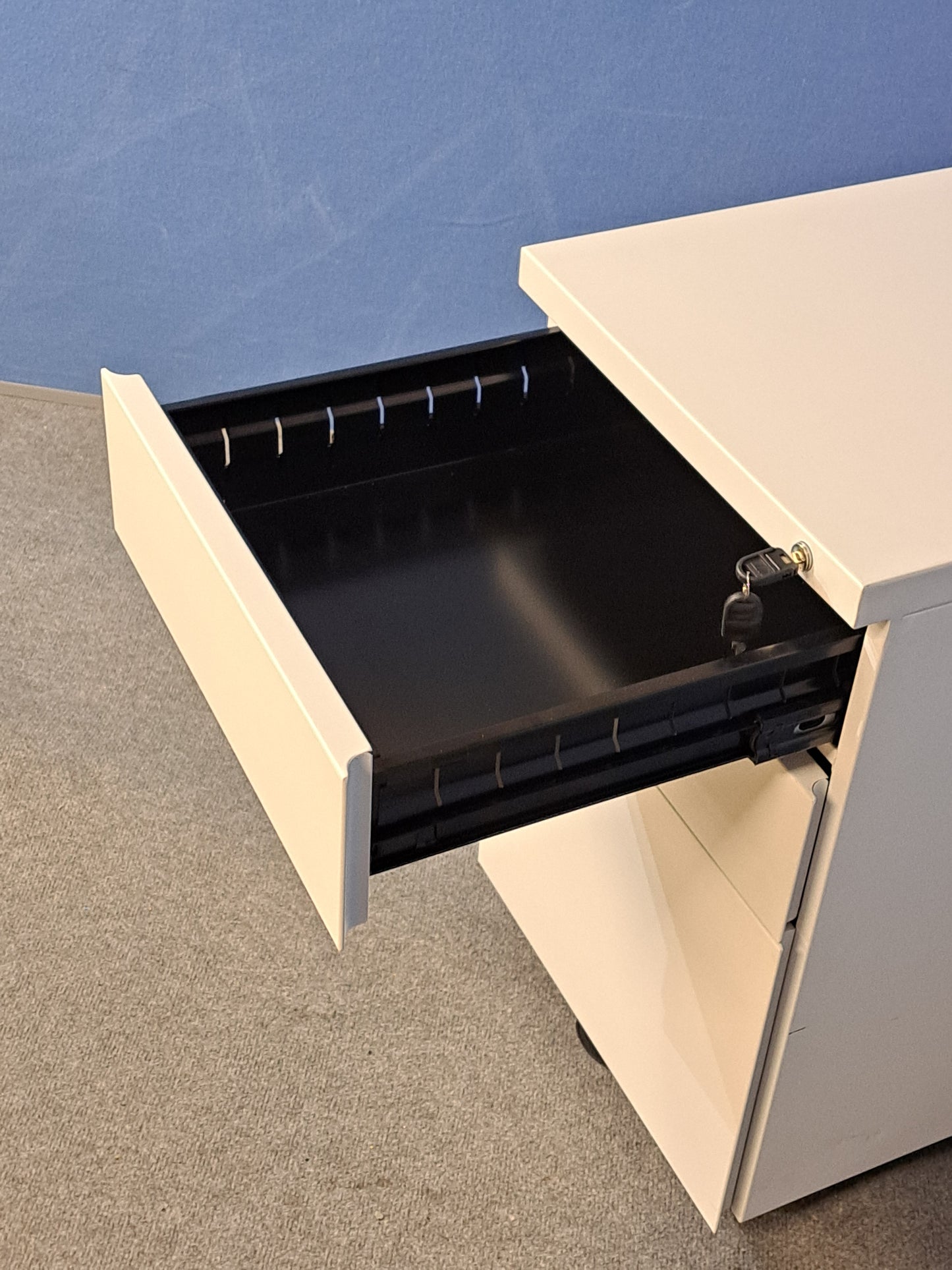White Metal 3 Drawer Mobile Office Pedestal – Lockable (Used)