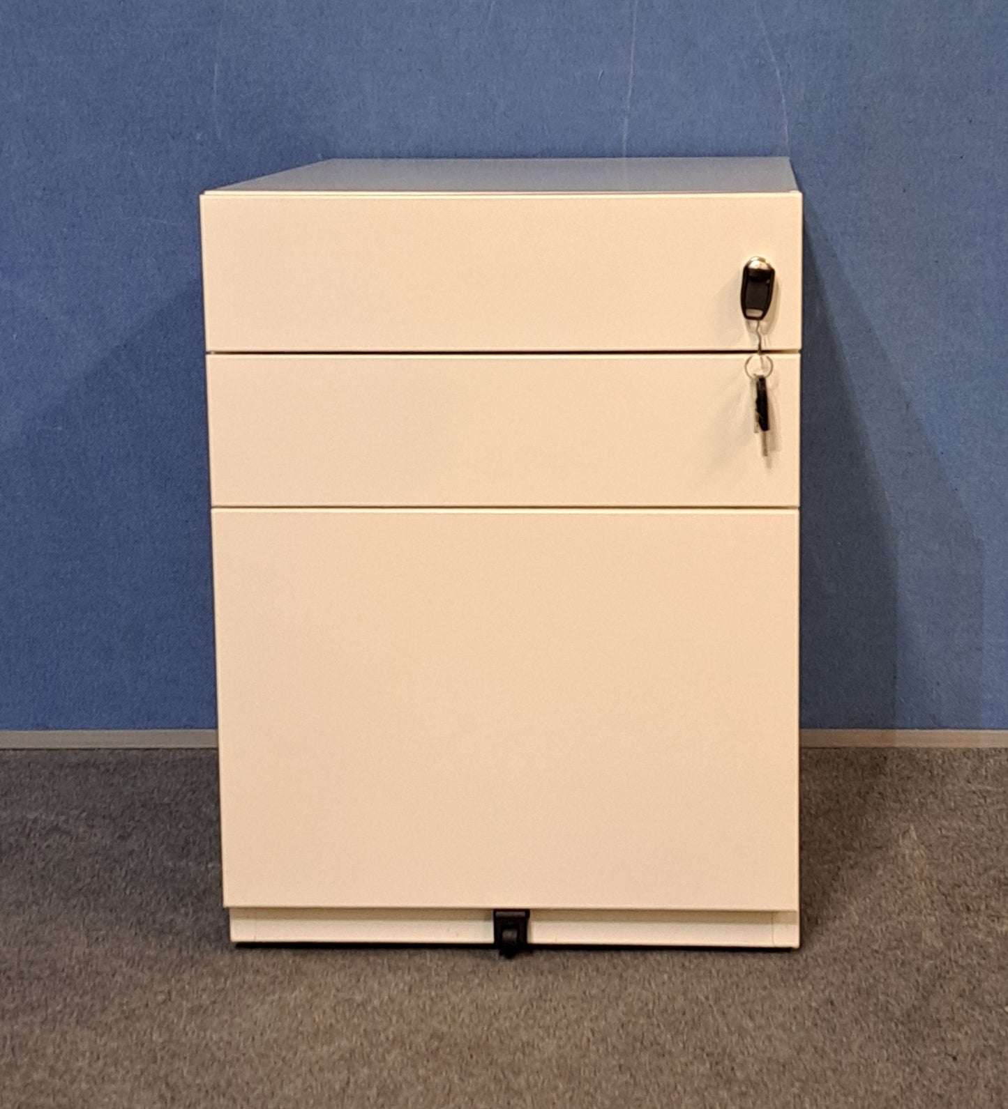 White Metal 3 Drawer Mobile Office Pedestal – Lockable (Used)