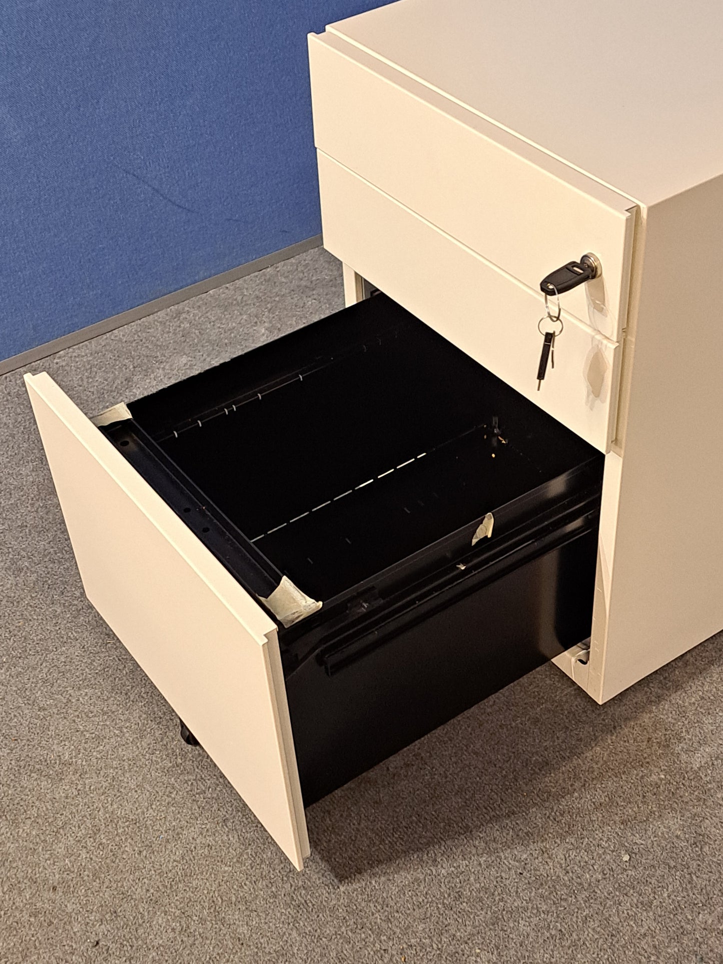 White Metal 3 Drawer Mobile Office Pedestal – Lockable (Used)