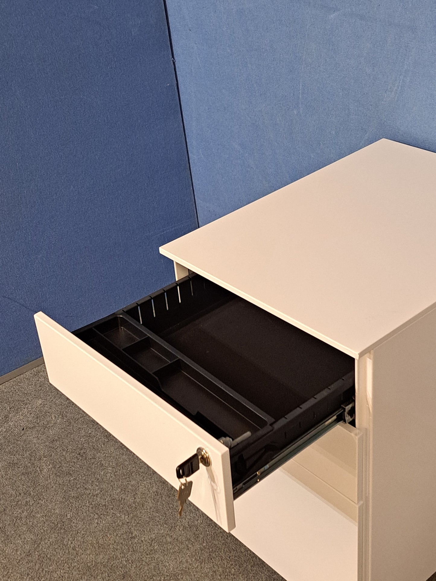 White Metal 3 Drawer Mobile Office Pedestal – Lockable (Used)