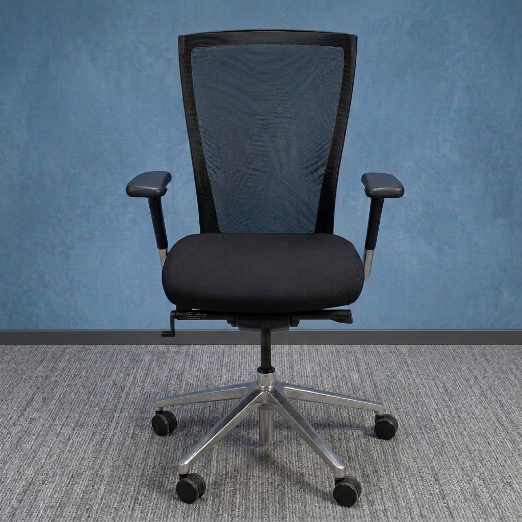 Chair photo 3 with slim dark grey trim