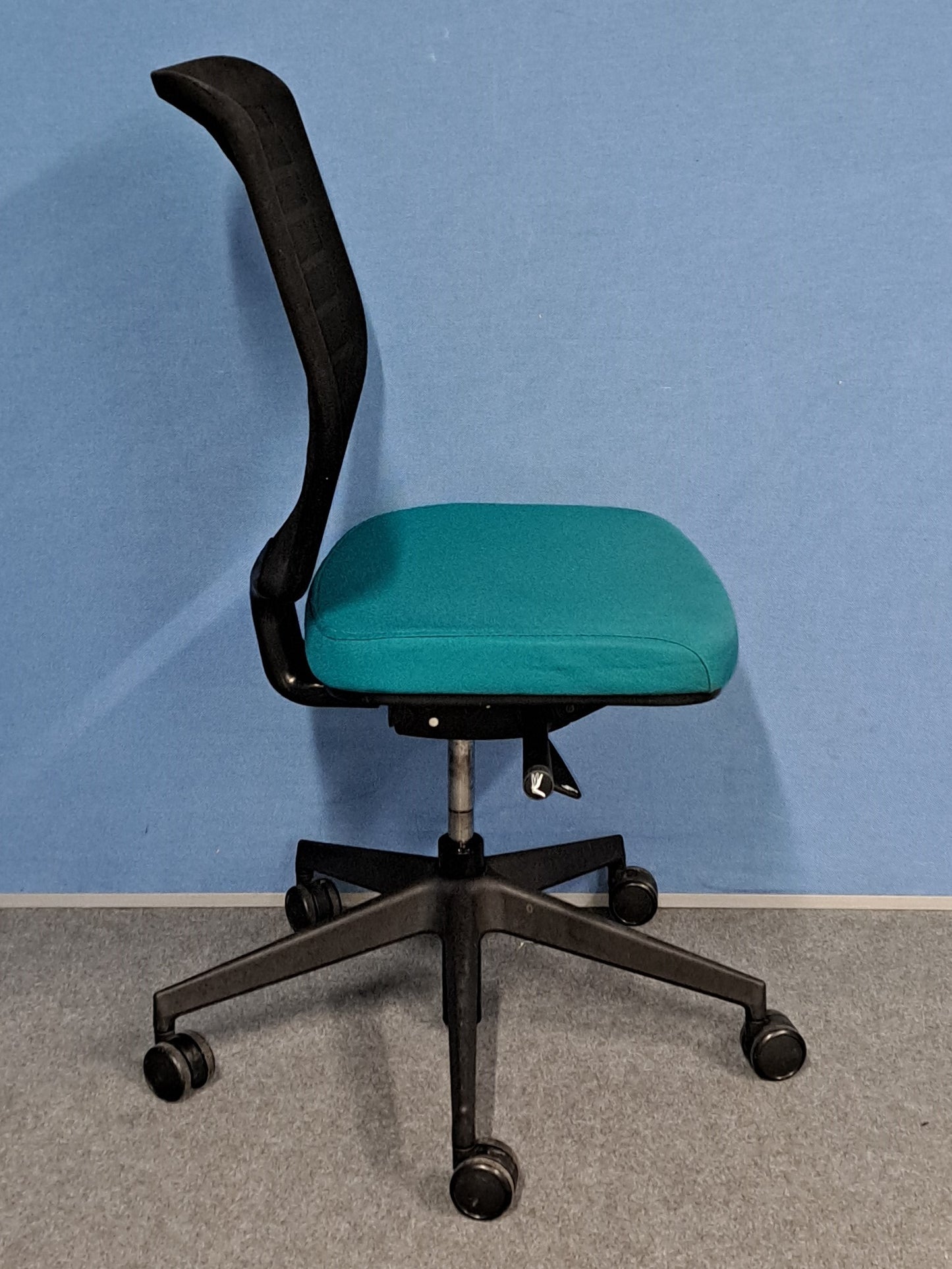 Senator Fuse Mesh Back Operators Chair Black/Teal (used)