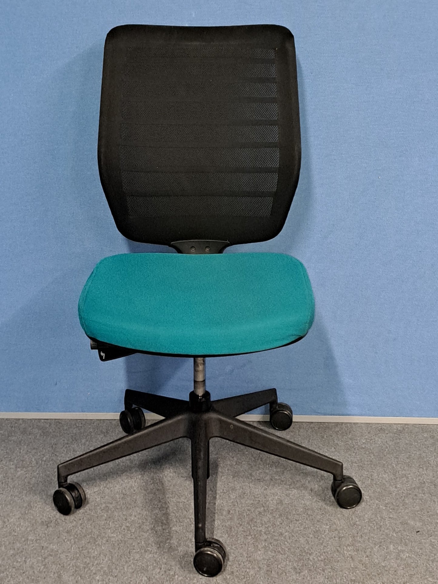 Senator Fuse Mesh Back Operators Chair Black/Teal (used)