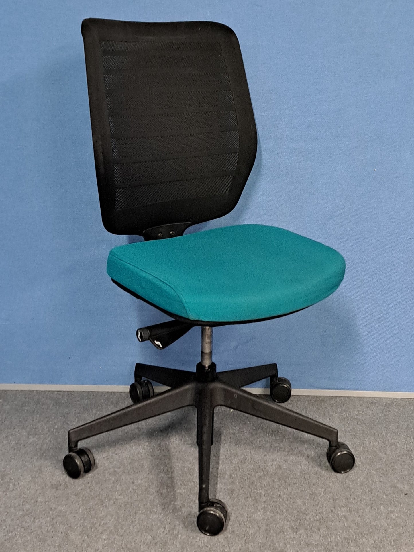 Senator Fuse Mesh Back Operators Chair Black/Teal (used)