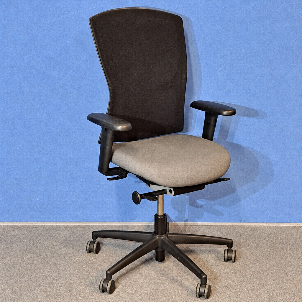 Kinnarps Mento Mesh Back Task Chair in Grey (Used)
