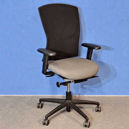 Kinnarps Mento Mesh Back Task Chair in Grey (Used)