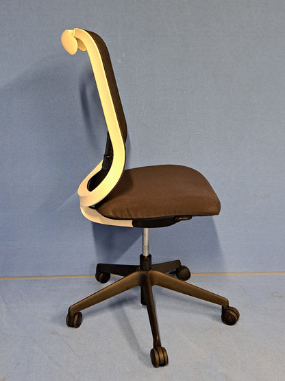 Orangebox Do Mesh Back Operators Chair with Attached Coat Hanger White/Grey (used)