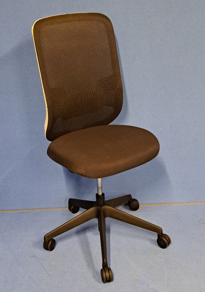 Orangebox Do Mesh Back Operators Chair with Attached Coat Hanger White/Grey (used)