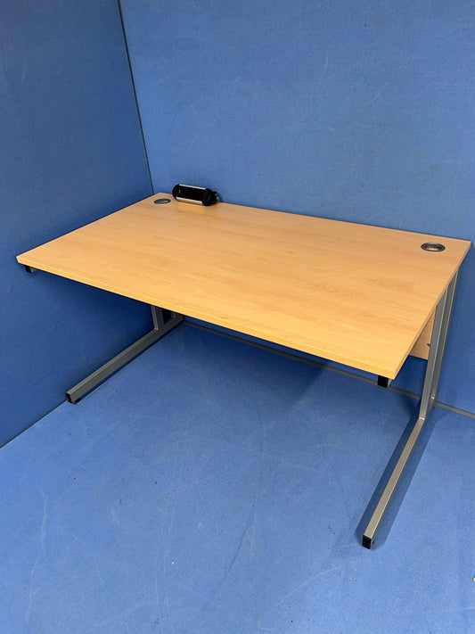 *SALE* 1400x800mm Straight Desk Light Beech inc Desktop Power Point (used)