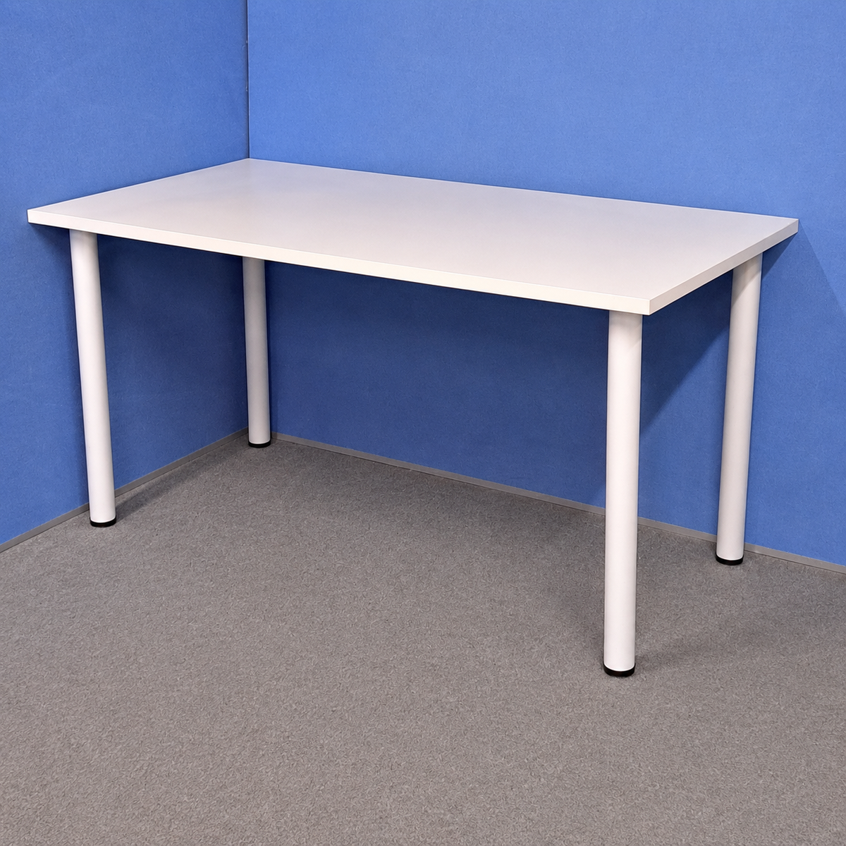 1600x800mm white table with tubular legs
