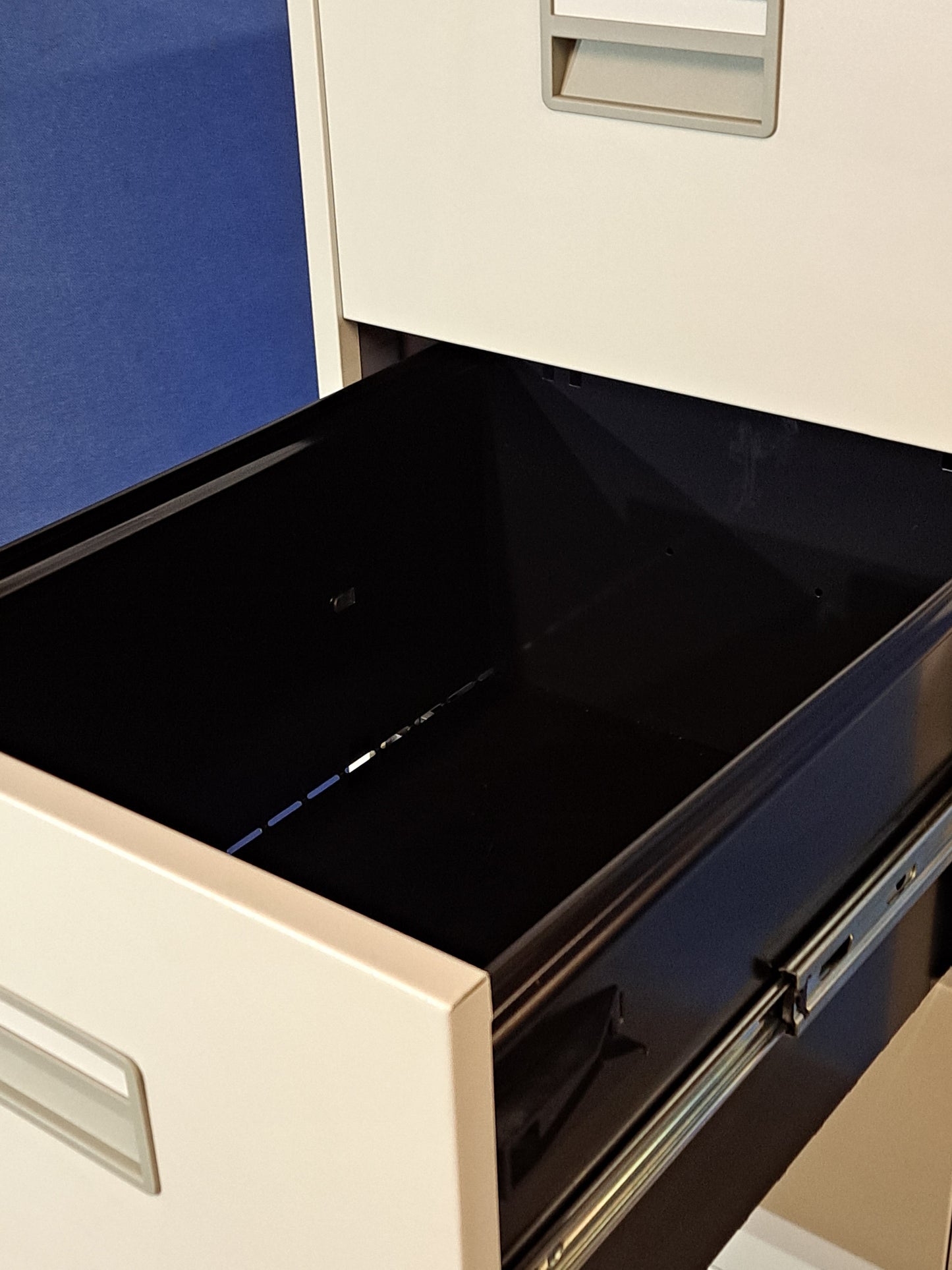 Silverline 4 Drawer Steel Filing Cabinet Grey (scratch on bottom drawer) (used)